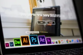 使用悬停的Adobe Photoshop Cc应用程序打开台式机上的笔记本电脑