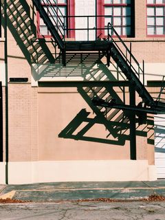 日间黑色金属逃生梯