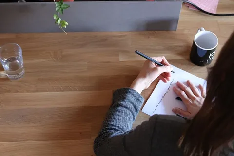 室内、桌子、单人、手持、高角度视野、生活方式、真人、