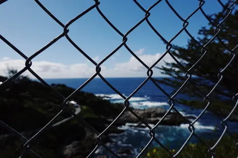 围栏、栏杆、户外、格栅、电线杆、灯、火炬、窗户