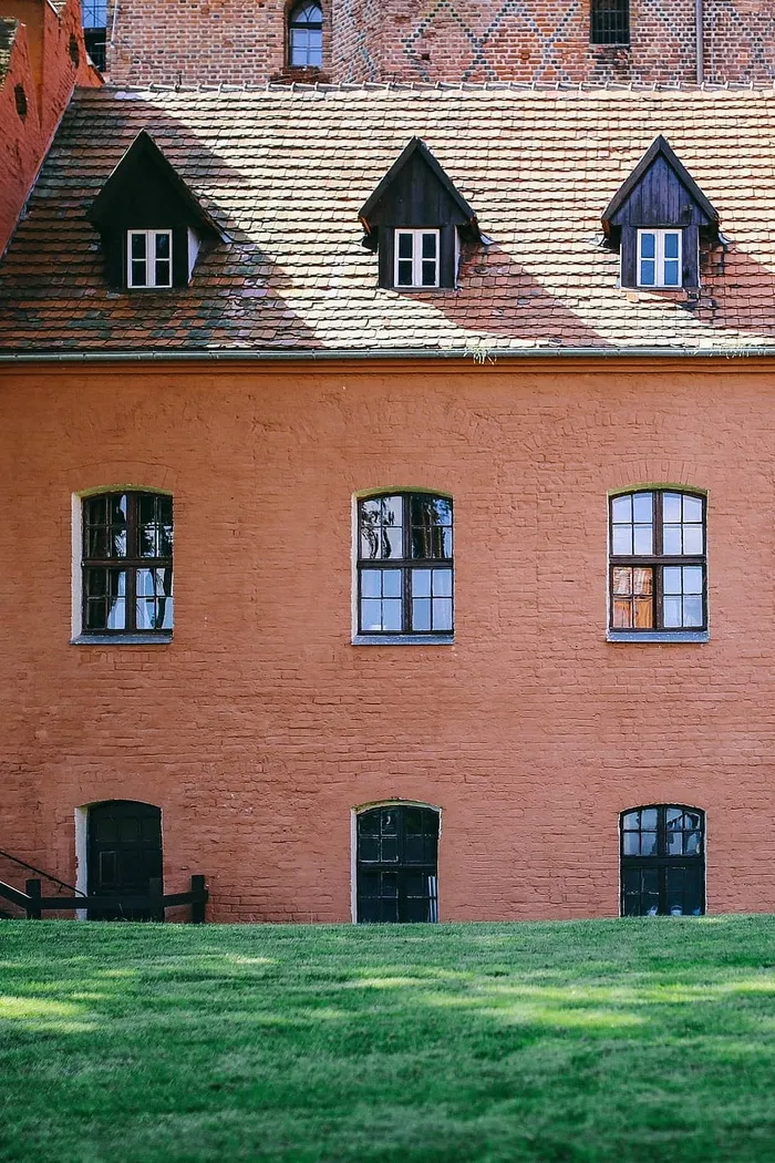 阳光明媚的日子里，古老的红砖教堂