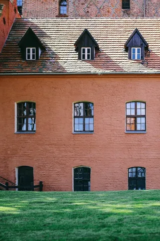 阳光明媚的日子里，古老的红砖教堂