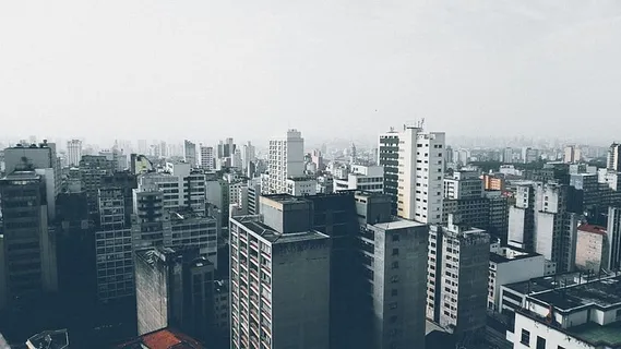 白天多云天气下的高层建筑 白天多云天气下的高层建筑