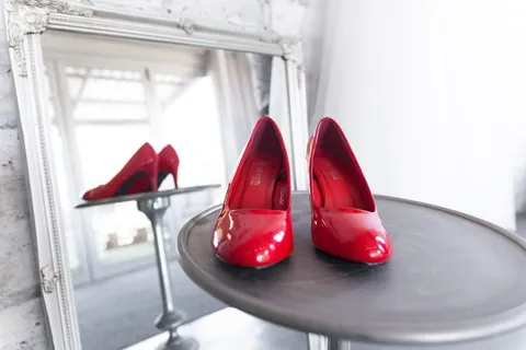 红色、鞋子、高跟鞋、时尚、双人、无人、室内、细高跟鞋