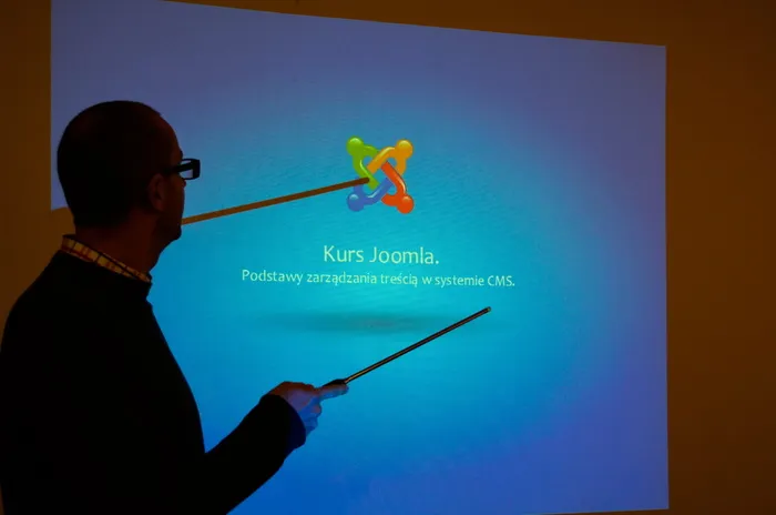 男子、站立、投影屏幕、cms、joomla、培训、课程、科学