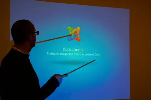 男子、站立、投影屏幕、cms、joomla、培训、课程、科学