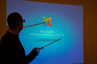 男子、站立、投影屏幕、cms、joomla、培训、课程、科学