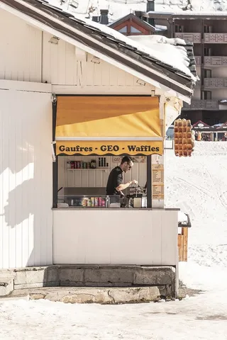 白天Gaufres Geo华夫饼干店的男人
