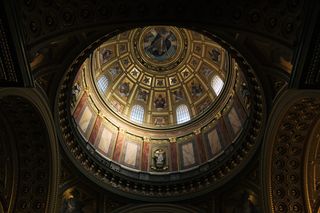 宗教雕塑污渍墙上的低天使