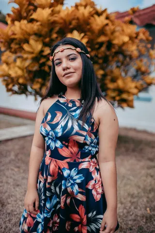 身着花衣微笑的女人的照片