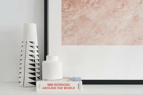 特写照片,白色,带标签,盒子,木制,表面,建筑,纸巾 特写照片,白色,带标签,盒子,木制,表面,建筑,纸巾