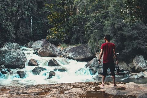 站在流动的河流前的男人