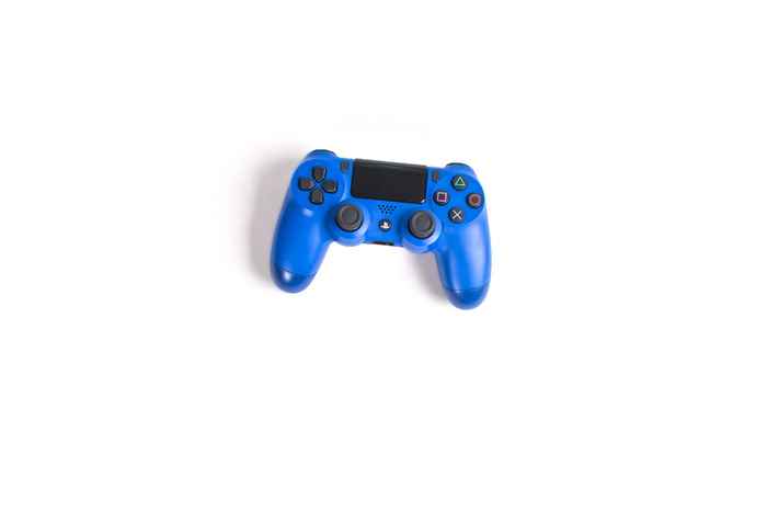 白色表面上的蓝色Sony Dualshock 4