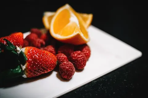 橙色、草莓、覆盆子、盘子、水果、食物、深色、背景 橙色、草莓、覆盆子、盘子、水果、食物、深色、背景