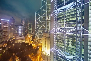 夜间的高层玻璃建筑，外部照明充足