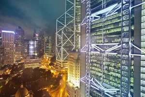 夜间的高层玻璃建筑，外部照明充足