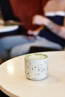 白色花岗岩桌上的白色陶瓷杯