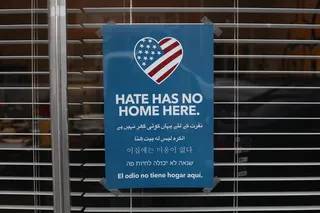 蓝色和白色仇恨在这里没有家印刷标牌