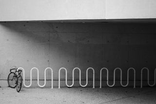 停在街上的黑色自行车