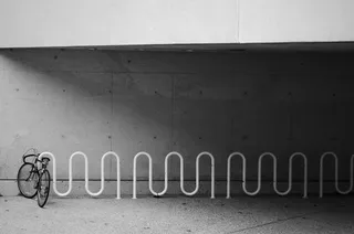 停在街上的黑色自行车