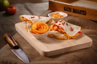 棕色木制砧板上的三明治