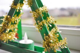 绿黄烛台与白烛的浅焦摄影