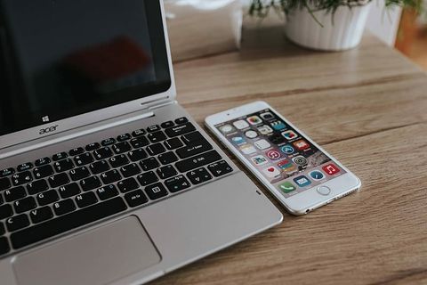 银色宏碁笔记本电脑、一部白色苹果iPhone和一个放在木桌上的记事本 银色宏碁笔记本电脑、一部白色苹果iPhone和一个放在木桌上的记事本