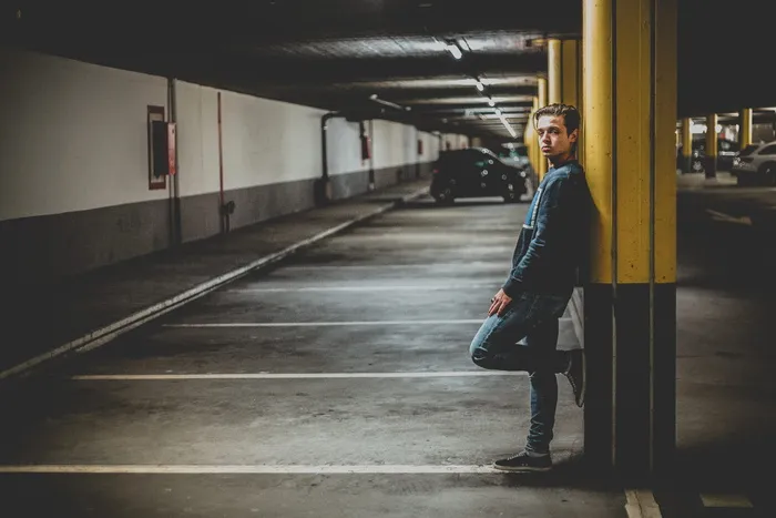 靠在柱子上的人