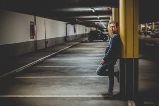 靠在柱子上的人