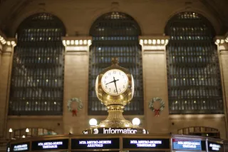 米色混凝土建筑，塔楼，建筑，钟楼，建筑，时钟，模拟时钟，室内