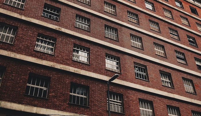 棕色建筑，建筑，建筑，基础设施，结构，设施，公寓，窗户