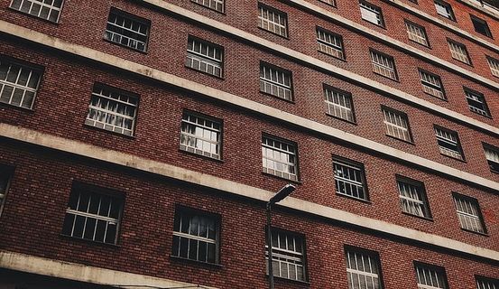 棕色建筑，建筑，建筑，基础设施，结构，设施，公寓，窗户