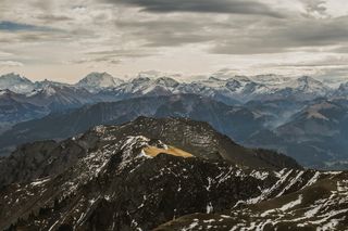 多云天空下山脉的航空摄影
