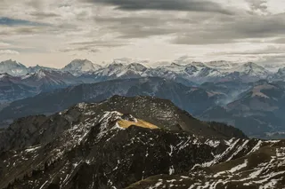 多云天空下山脉的航空摄影
