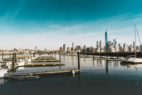 白色,帆,船,码头,自由塔照片,帆船,自由塔,照片 白色,帆,船,码头,自由塔照片,帆船,自由塔,照片