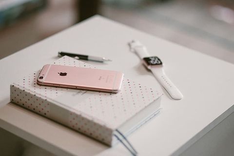 白色封面书上的玫瑰金Iphone 6 S 白色封面书上的玫瑰金Iphone 6 S