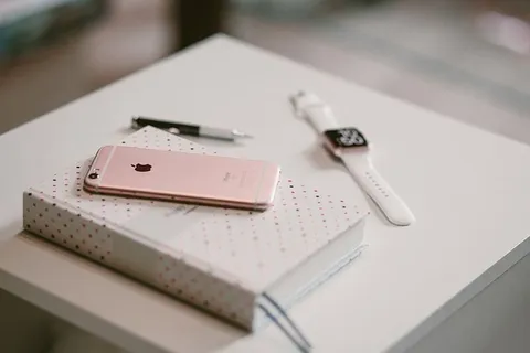 白色封面书上的玫瑰金Iphone 6 S 白色封面书上的玫瑰金Iphone 6 S