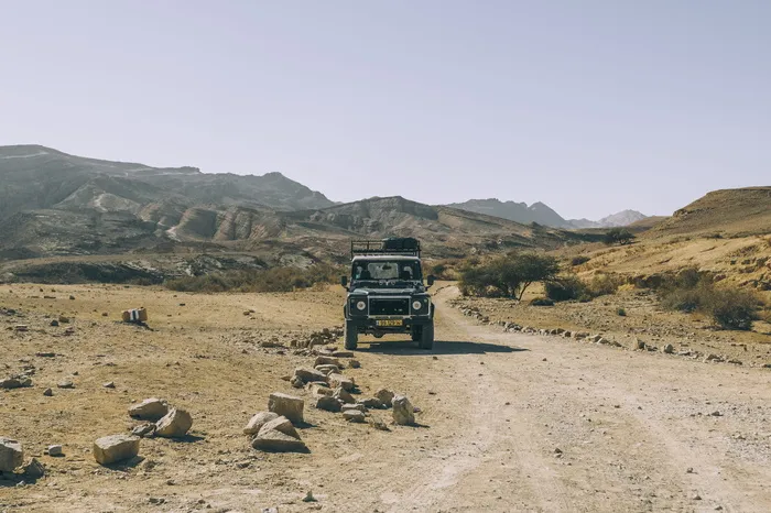 白天靠近山区的灰色SUV