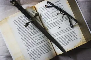 平面摄影，眼镜，剑，书，阅读，眼镜，教育，阅读