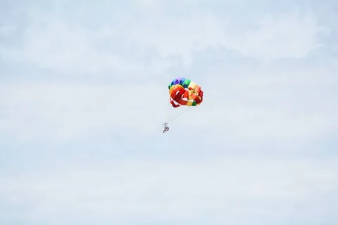 在积云下跳伞的人