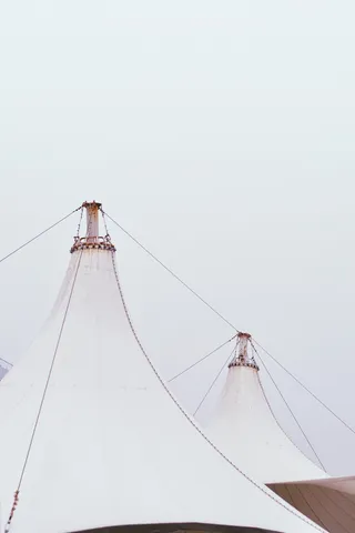 白色织物雨篷，两个，白色，雨篷帐篷，帆布，帐篷，屋顶，电线