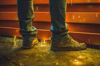 穿着棕色高帮运动鞋的男子