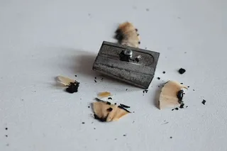 灰色，卷笔刀，卷笔刀，铅笔，室内，铅笔屑，静物画，没有人