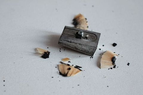 灰色,卷笔刀,卷笔刀,铅笔,室内,铅笔屑,静物画,没有人 灰色,卷笔刀,卷笔刀,铅笔,室内,铅笔屑,静物画,没有人