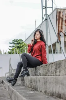 一名女子坐在水泥楼梯上摆姿势的照片 一名女子坐在水泥楼梯上摆姿势的照片