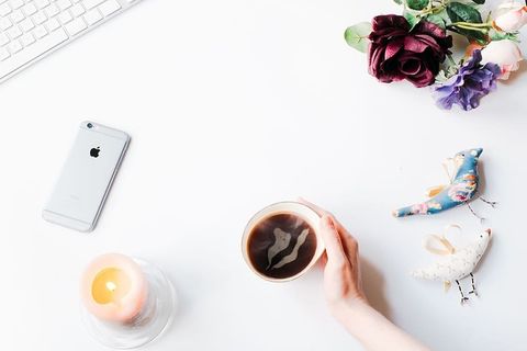 带咖啡和iPhone的时尚库存照片