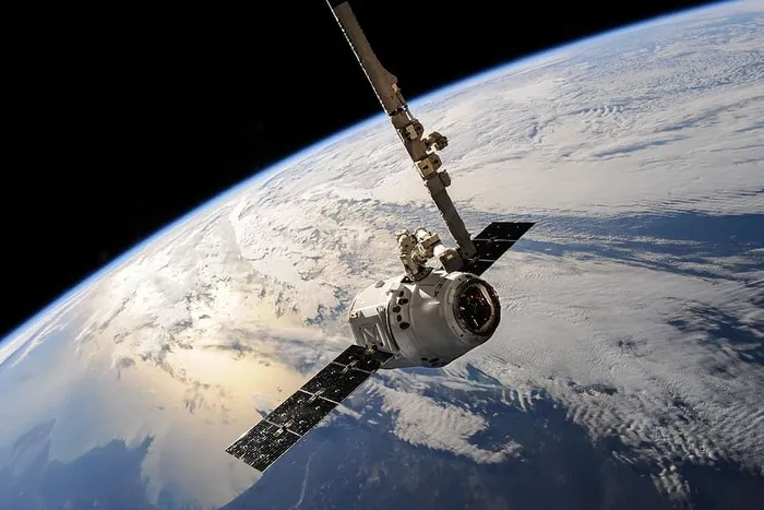 白色外层空间卫星