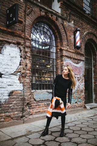 街上年轻女子的画像