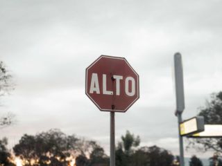 道路标志，符号，标志，停车标志，人，人，城市，建筑