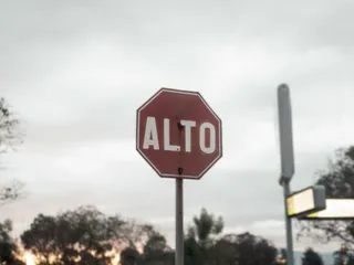 道路标志，符号，标志，停车标志，人，人，城市，建筑